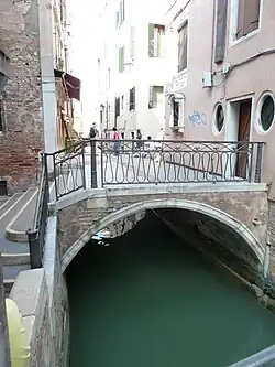 Ponte de le Becarie reliant calle et campo éponymes