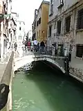 ponte de l'Ogio ou de l'Olio reliant le Rialto au Ferrovia et vice versa, traverse ce rio entre Salizada del Fontego dei Tedeschi et Salizada San Grisostomo