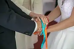 Les rubans sont liés aux mains des mariés