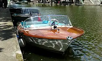 Riva junior, canal Saint-Martin de Paris.