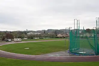 le stade d'athlétisme.