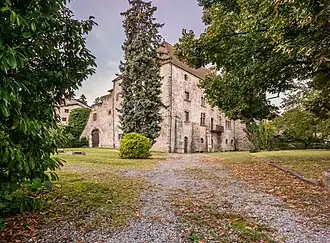 Vue du prieuré depuis l'intérieur du parc.
