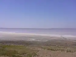 Les eaux du lac prennent une teinte rose en raison de leur forte salinité et de la présence de microorganismes