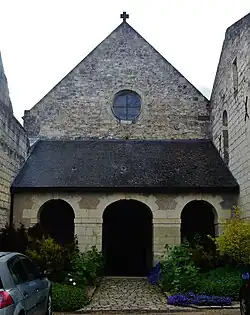 Façade occidentale. Le porche couvert en appentis.