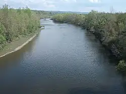 La rivière Allier au premier plan, et les contreforts de la montagne bourbonnaise en arrière-plan