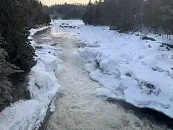 Crue printanière, la rivière dans ses voiles de glaces et de neiges, Notre-Dame-de-Montauban