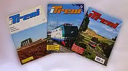 Trois exemplaires du magazine italien iTreni disposés sur une table