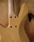 Fixation du manche par quatre vis sur cette basse Rob Allen.