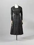 Robe de jour en soie et satin (1919), Palais Galliera, musée de la Mode de la Ville de Paris.