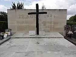 Robert-Espagne, cimetière des fusillés, monument avec croix calcinée.