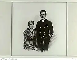 Photo en noir et blanc d'un homme debout en uniforme et d'une femme, assise.
