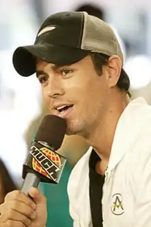 Enrique Iglesias interprète Gael.