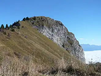 Le roc Rouge depuis le col de l'Alpettaz.