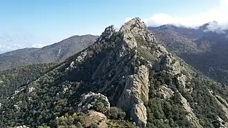 Vue de la face ouest du roc Saint-Sauveur.
