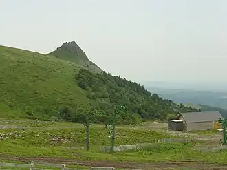 Le roc de Courlande, qui domine la station.