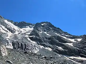 Le roc des Saints-Pères avec à gauche le glacier Face Ouest depuis le nord-ouest.