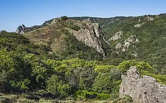 Vue du Roc du Mayne (886&nbsp;m) sur la commune de Rosis.