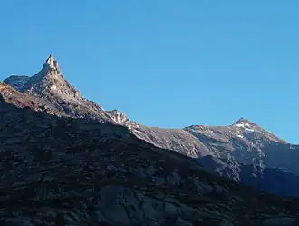 Les dents d'Ambin à gauche et le mont d'Ambin à droite vus depuis le vallon d'Ambin.