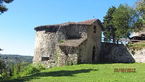 Une des tours les mieux conservées de la forteresse.