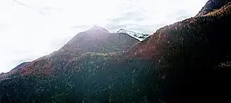 Vue du pic Noir enneigé derrière la roche Fleurie.