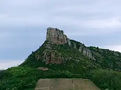Photo de paysage représentant une roche surplombant une vallée verdoyante.