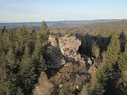 La roche des abris à 844 m d'altitude, sur le massif de l'Ormont.