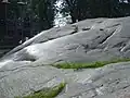 Roche moutonnée polie présentant des stries glaciaires en Finlande.
