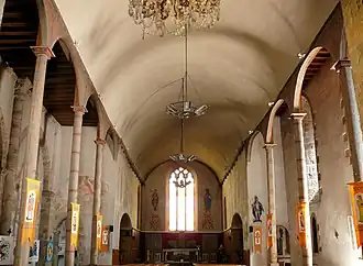 La nef avec la voûte et les poteaux du XIXe&nbsp;siècle.