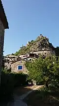 Vieux village en bas, sur l'éperon rocheux l'église Saint-Barthélémy et le château.