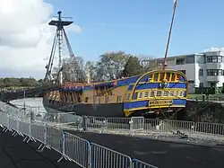 Montage de la mâture de L'Hermione, en novembre 2012.