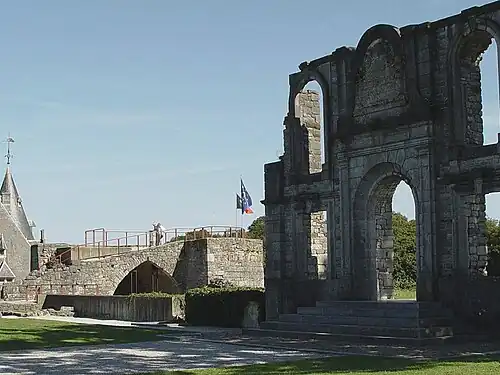 Ruines du château comtal de Rochefort.