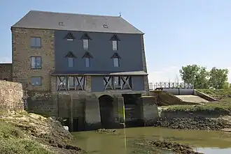 Le moulin à marée de Rochegoude au fond de l'estuaire du Frémur Est.