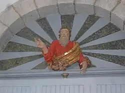 Buste de Dieu le père à l'entrée de l'église.