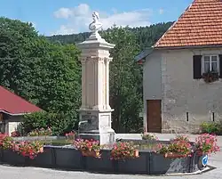 Fontaine surmontée du buste de Marianne.