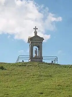 Oratoire surplombant la commune.