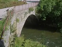 Vieux pont sur le Doubs.
