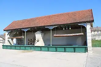 Fontaine-lavoir rue de la Fontaine.