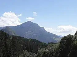 La Vierge du Vercors est située en arrière-plan de la Crête de Chalimont