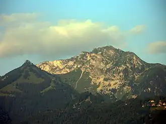 Vue du Merdasson tout à gauche, dominé par les rochers de Naye.