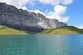 Le lac d’Anterne et en arrière-plan les rochers des Fiz.
