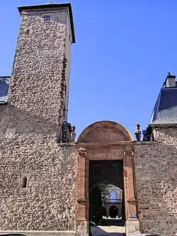 L'entrée du palais sur la rue Frayssinous