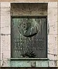 Plaque sur sa maison natale