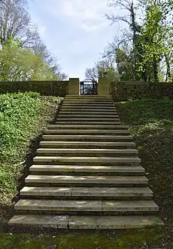 Escalier d'accès au cimetière.