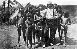 Photo montrant Roger Casement posant au milieu d'Indiens du Putumayo.