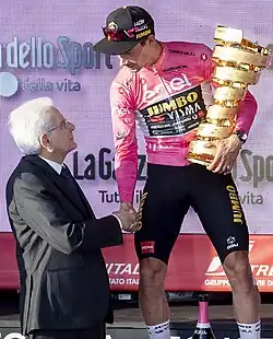 Primož Roglič reçoit le trophée de vainqueur du Tour d'Italie 2023