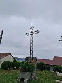 Croix métallique à l'entrée du village.