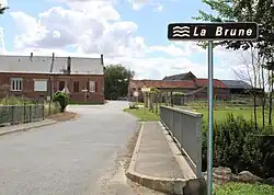Entrée du village et pont sur la Brune.
