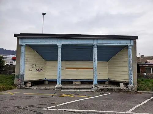 Le "Pavillon Bleu," (1804) tribune en bois à la Place d'Armes.