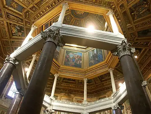 Intérieur, baldaquin autour de la cuve baptismale.