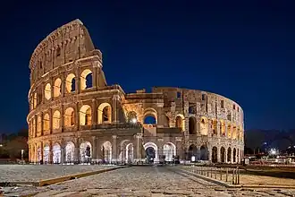 Vue de nuit du Colisée de Rome.